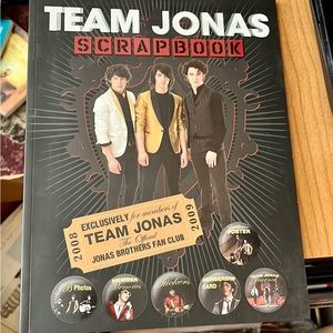 JONAS BROTHERS SCRAPBOOK